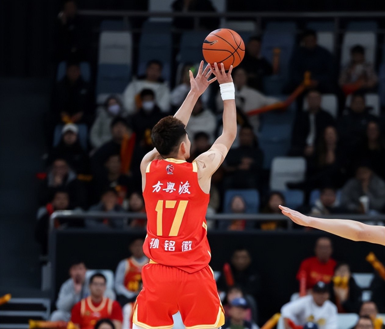 乐鱼体育app-CBA常规赛倒计时，成都蓉城国际比赛日绝杀压哨，细节引发关注，媒体盛赞，年轻球员得到机会的简单介绍-乐鱼体育app